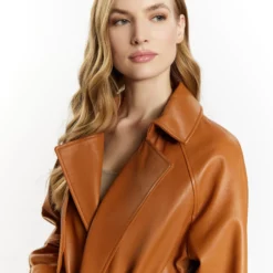 Dreimaster Aus Incus - Trench - Cognac -Dreimaster 7f3060a1baf14846ab5c7b7506e9bea5 scaled